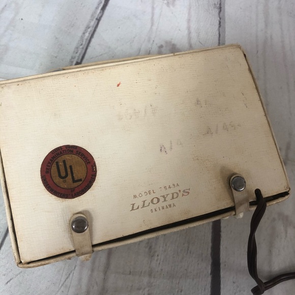 Vintage Lloyd's 8 Transistor AC/Battery Radio - Picture 9 of 13